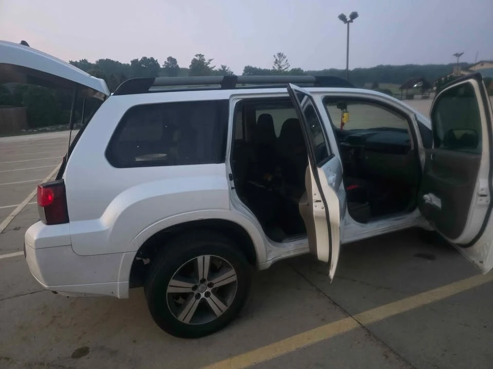 2010 Mitsubishi Endeavor - Image 3 of 7