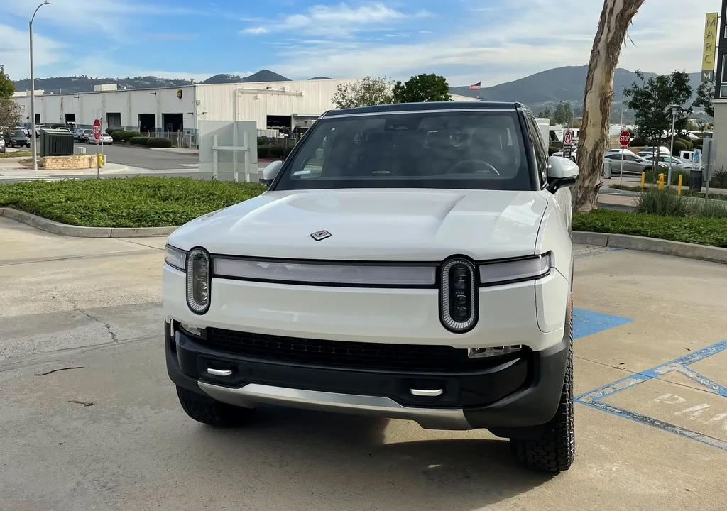 2022 Rivian R1S - Image 3 of 6