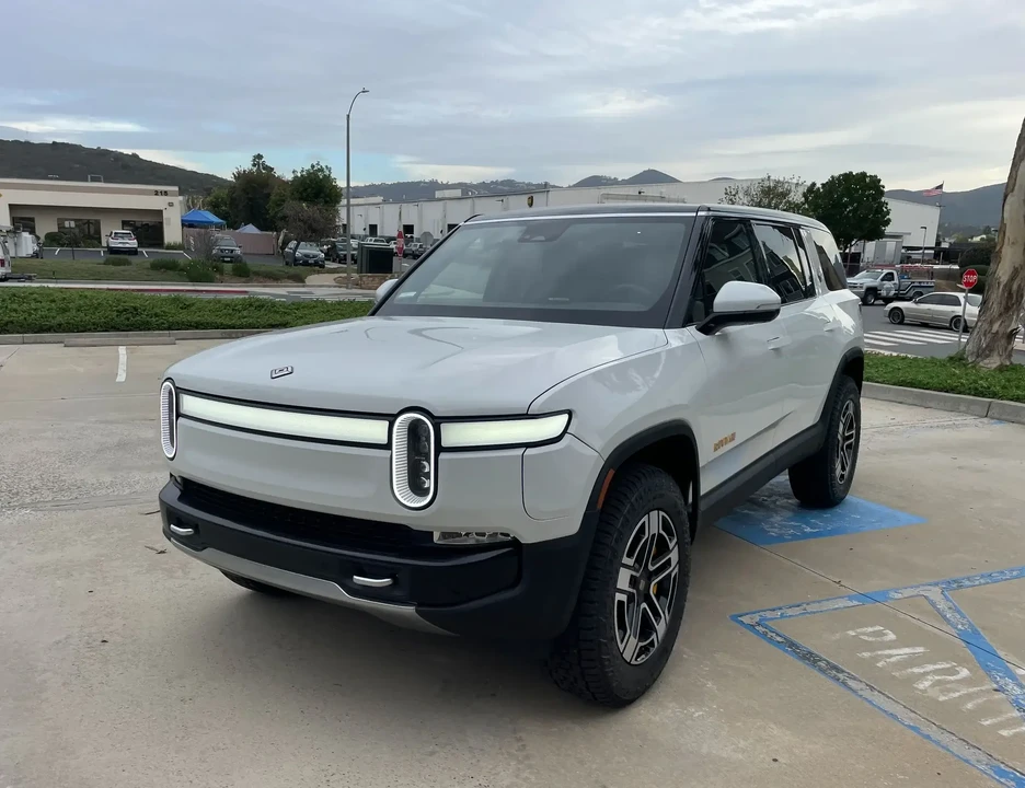 2022 Rivian R1S - Image 5 of 6
