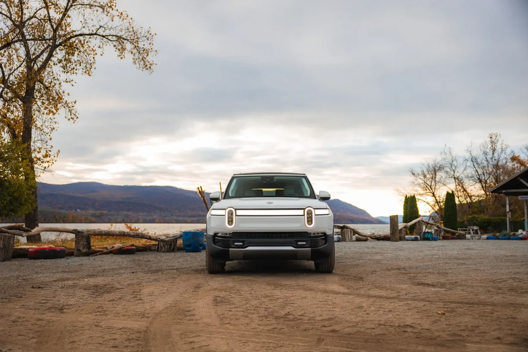2023 Rivian R1S - Image 2 of 6