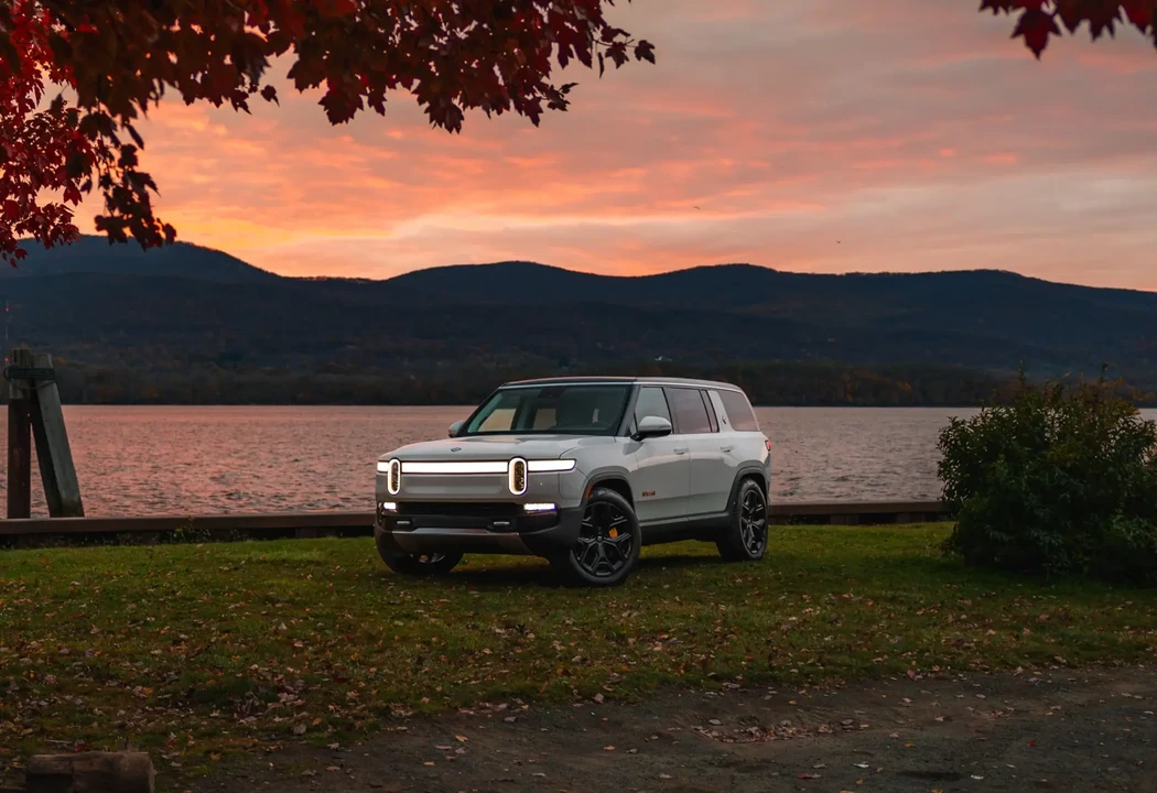 2023 Rivian R1S - Image 5 of 6