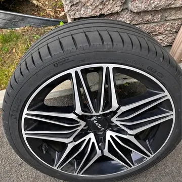 Kia Stinger 19-inch Wheels and Tires