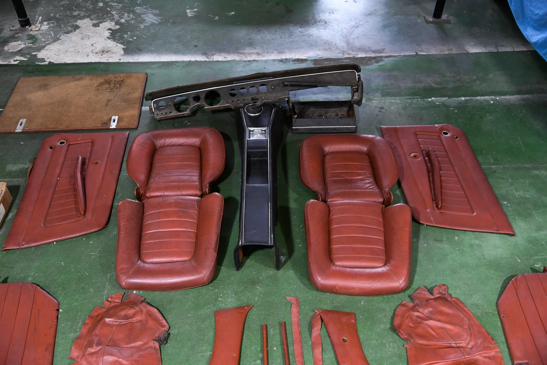 Parts & Memorabilia Seats & Interior - Image 3 of 31