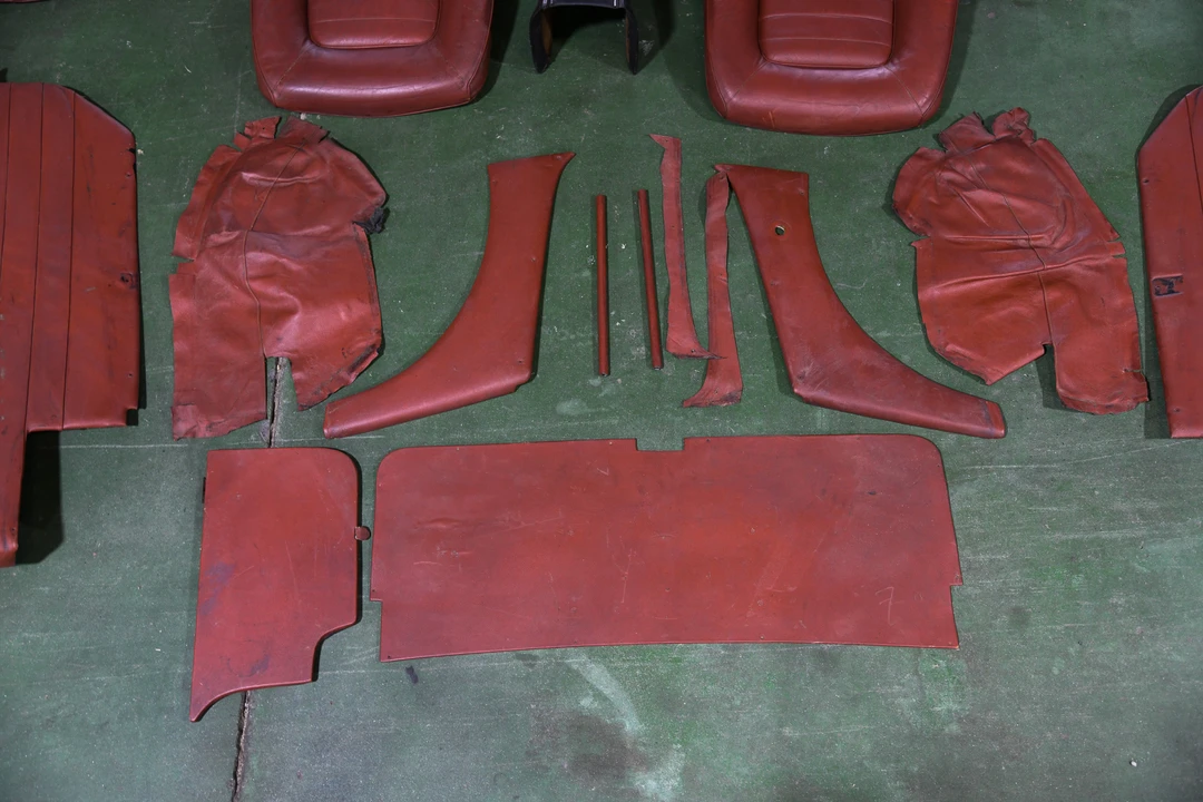 Parts & Memorabilia Seats & Interior - Image 4 of 31