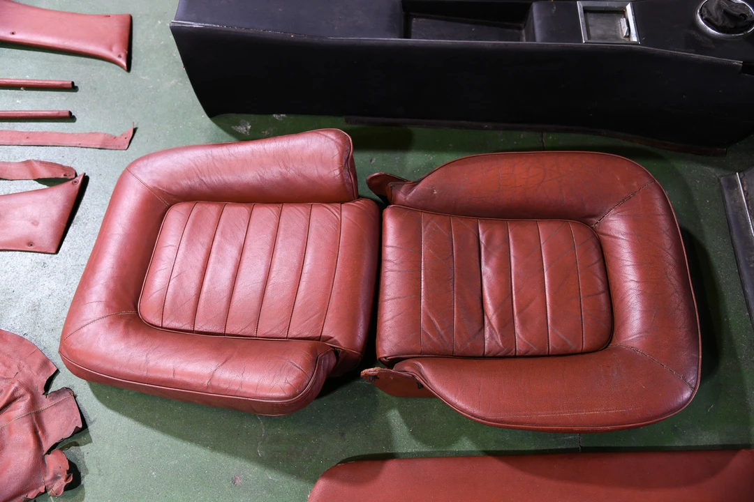 Parts & Memorabilia Seats & Interior - Image 7 of 31