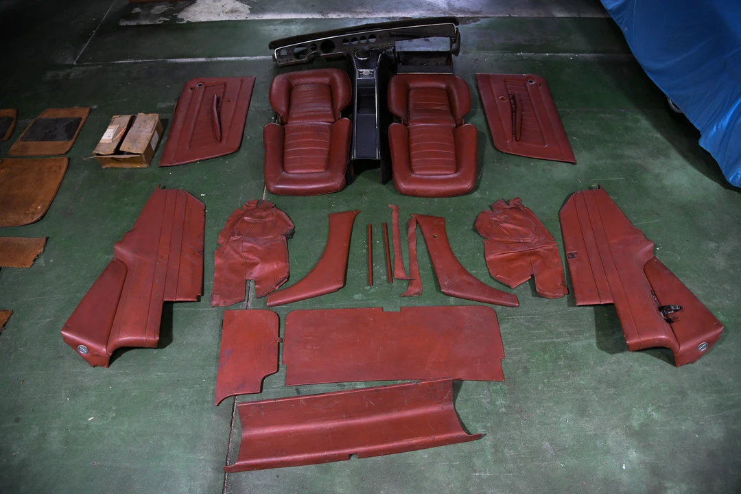 Parts & Memorabilia Seats & Interior - Image 2 of 31