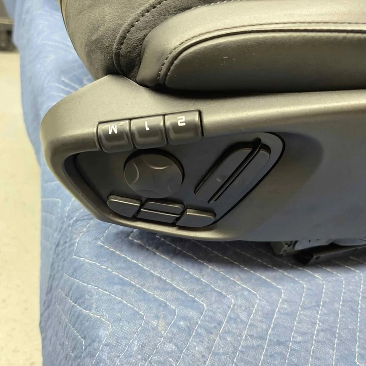 Parts & Memorabilia Seats & Interior - Image 4 of 6