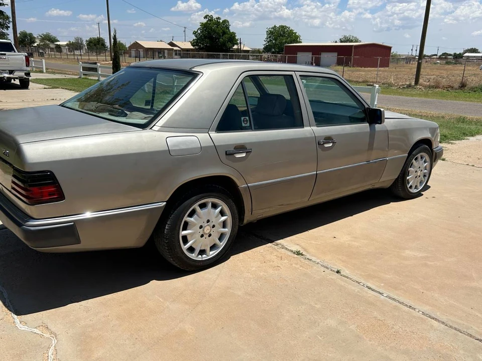 1992 Mercedes-Benz W124 E-Class - Image 19 of 23