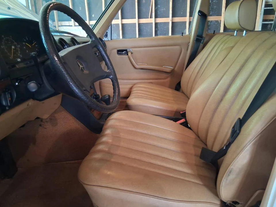 1982 Mercedes-Benz W123 Sedan - Image 15 of 16