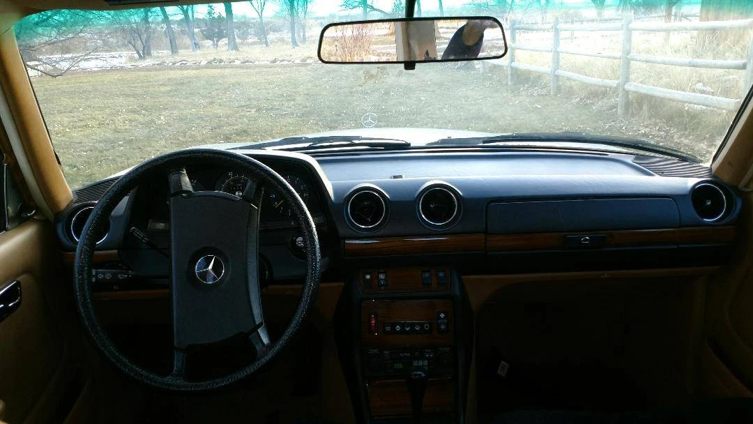 1982 Mercedes-Benz W123 Sedan - Image 5 of 16