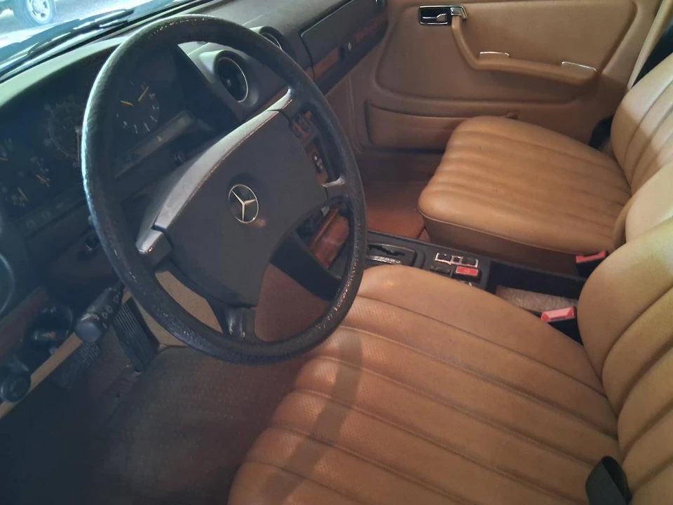1982 Mercedes-Benz W123 Sedan - Image 12 of 16