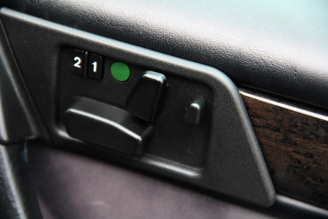 Mercedes-Benz 500E & E500 - Image 14 of 23