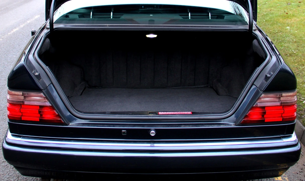 Mercedes-Benz 500E & E500 - Image 17 of 23