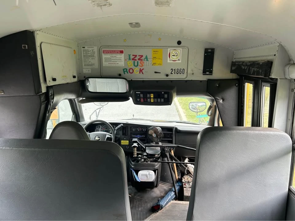 2011 Chevrolet Express - Image 6 of 7
