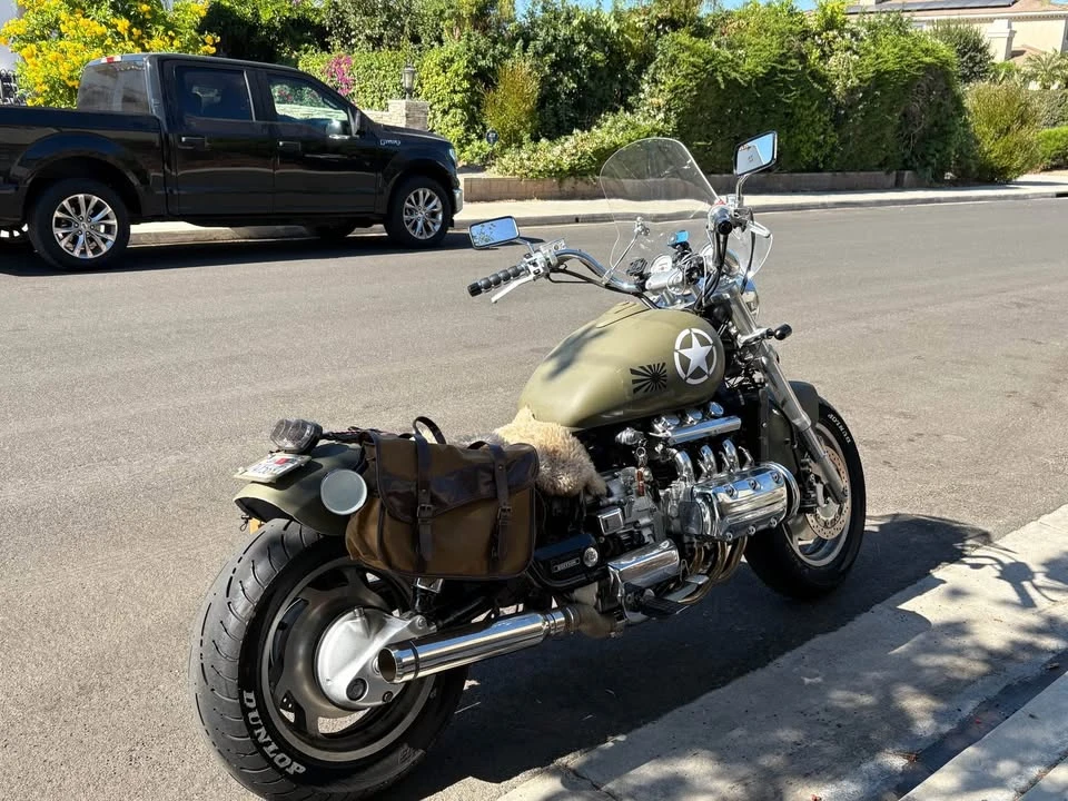 1998 Honda Gold Wing - Image 2 of 10