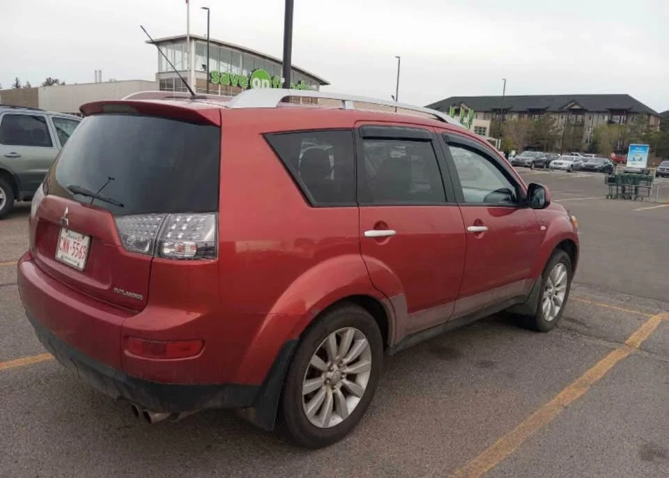 2008 Mitsubishi Outlander - Image 2 of 9
