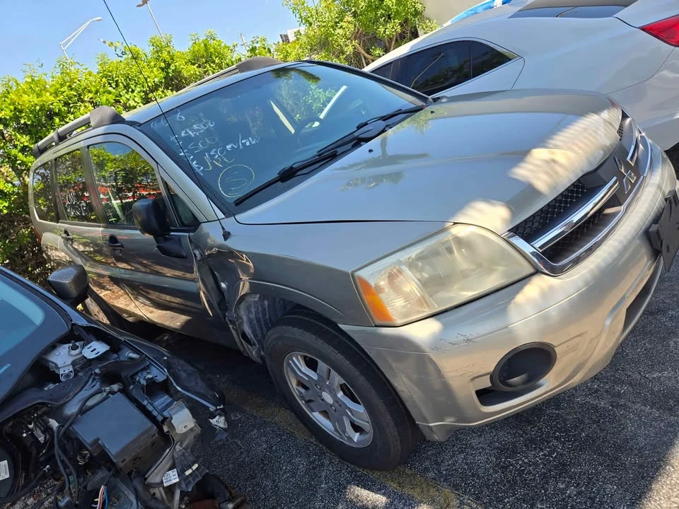 2008 Mitsubishi Endeavor - Image 3 of 3