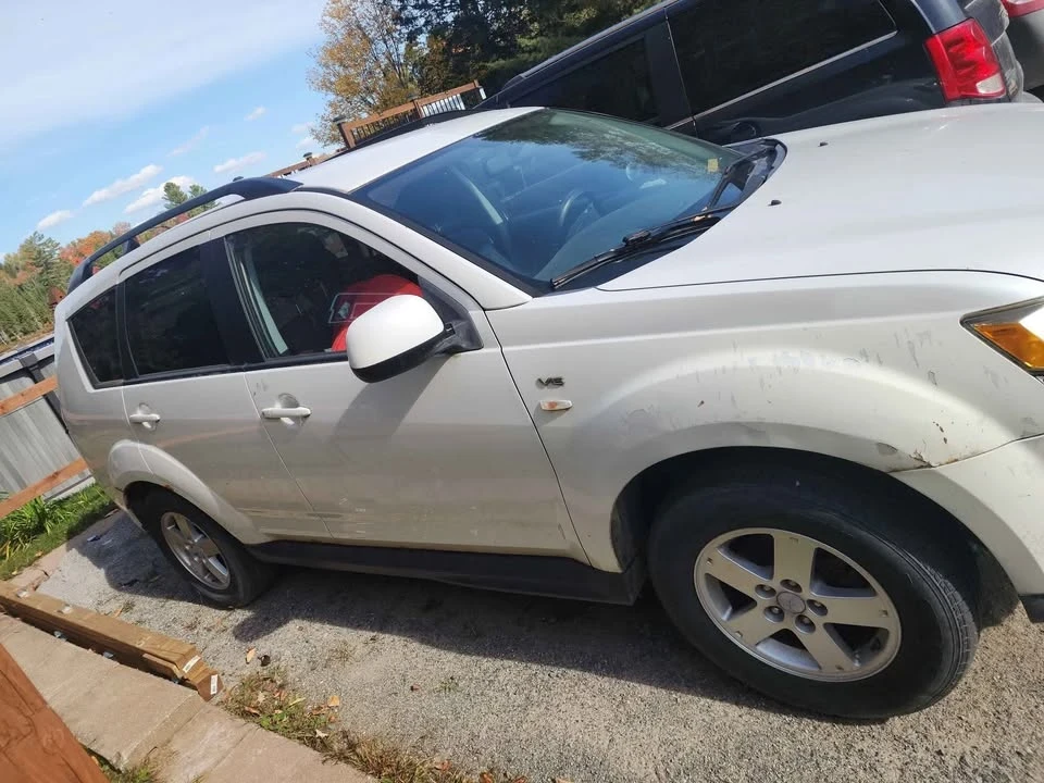 2009 Mitsubishi Outlander - Image 2 of 5