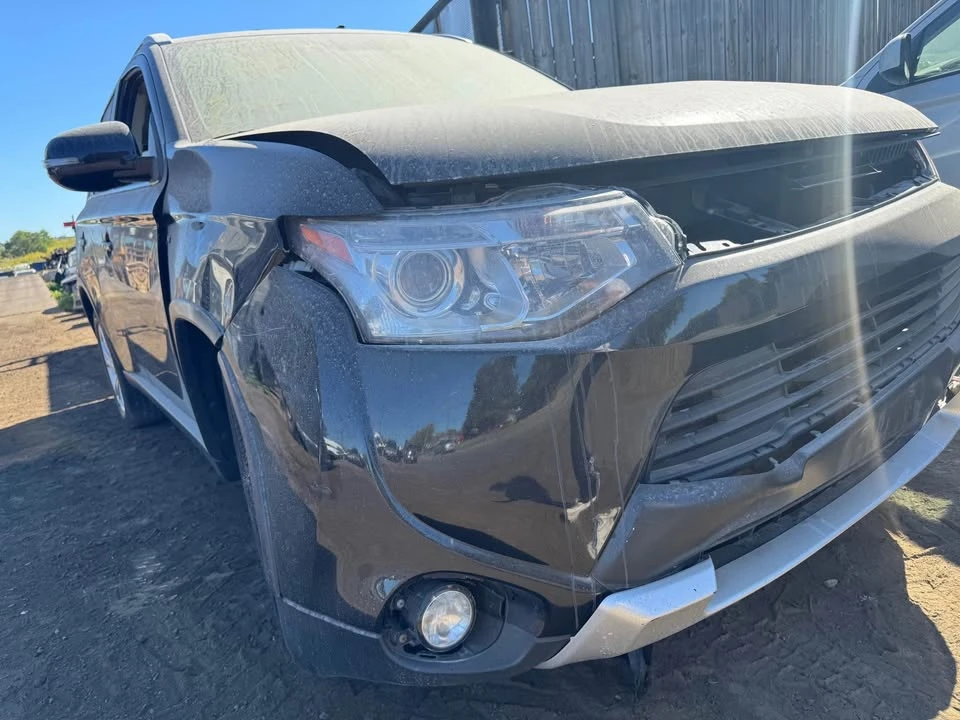 2015 Mitsubishi Outlander - Image 2 of 10