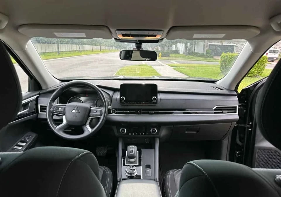 2025 Mitsubishi Outlander - Image 5 of 7