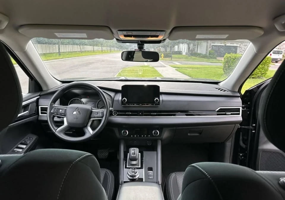 2025 Mitsubishi Outlander - Image 5 of 6