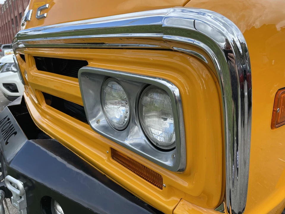 1969 GMC Suburban 6th Gen - Image 24 of 31