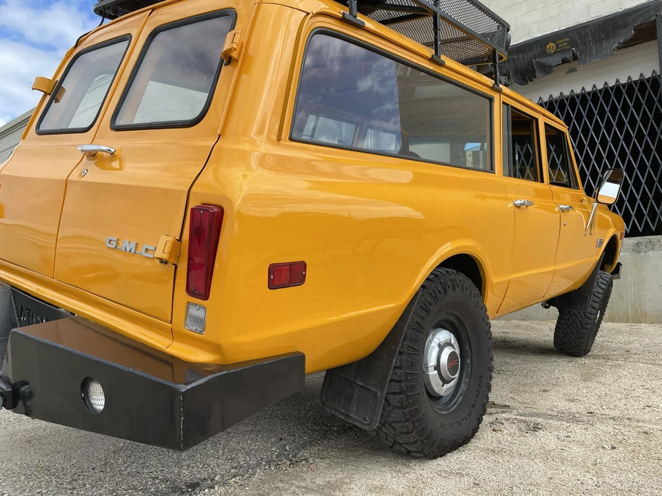 1969 GMC Suburban 6th Gen - Image 11 of 31