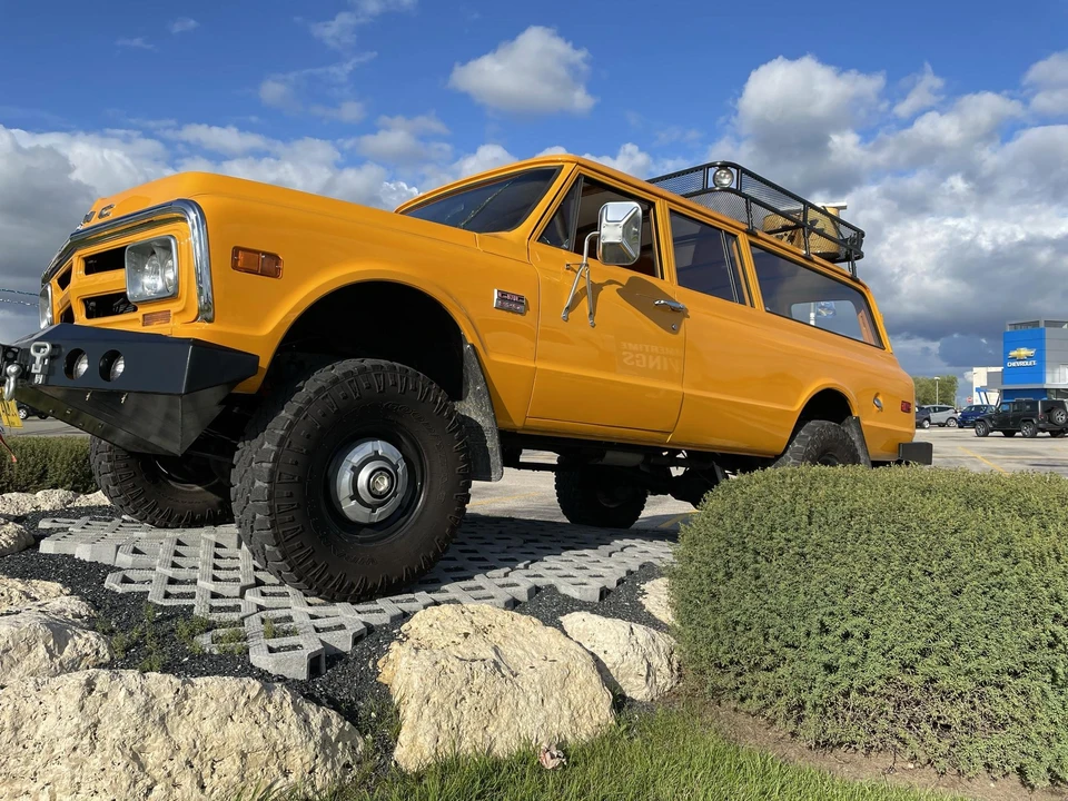 1969 GMC Suburban 6th Gen - Image 16 of 31