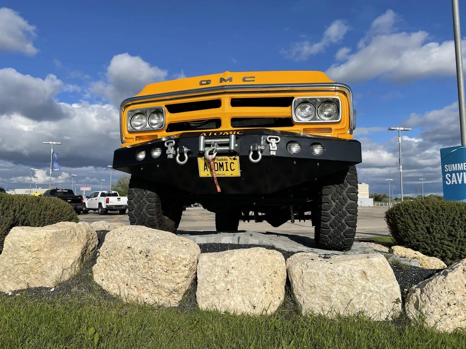 1969 GMC Suburban 6th Gen - Image 14 of 31