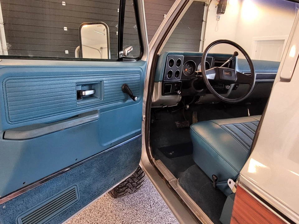 1979 GMC Suburban 7th Gen - Image 25 of 31