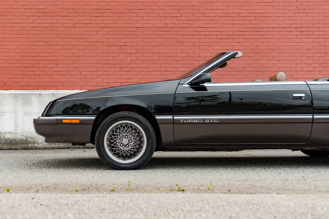 1989 Chrysler LeBaron - Image 27 of 31