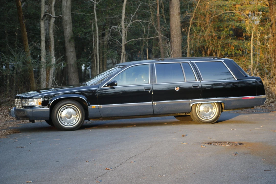 1995 Cadillac Fleetwood - Image 2 of 31