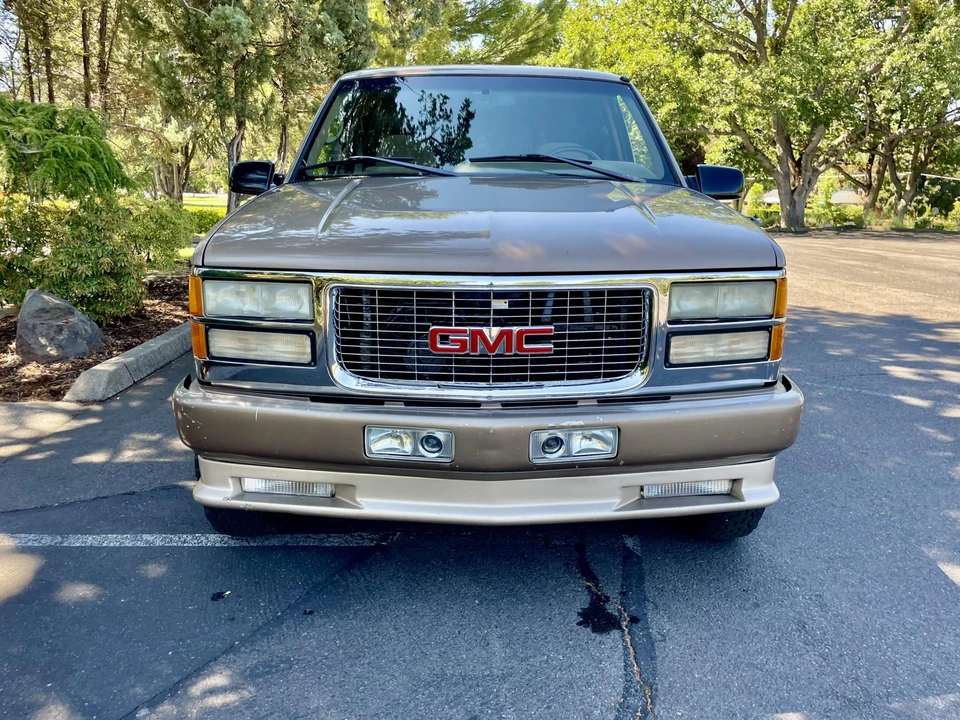 1995 GMC Suburban 8th Gen - Image 3 of 31