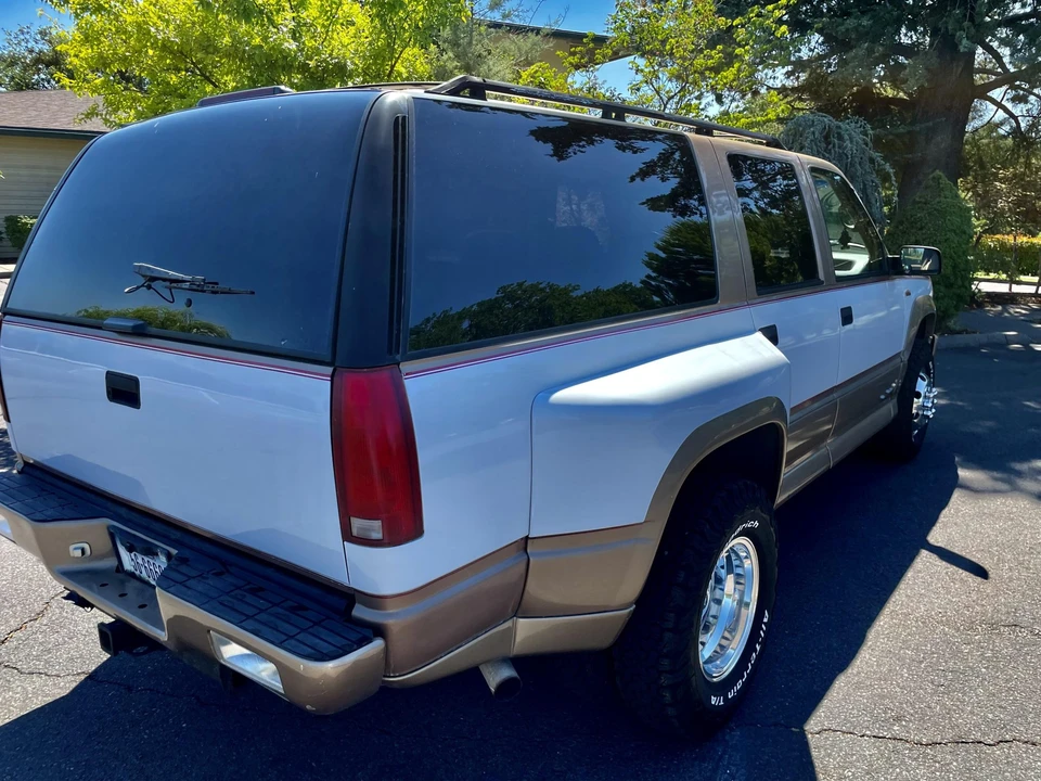 1995 GMC Suburban 8th Gen - Image 16 of 31