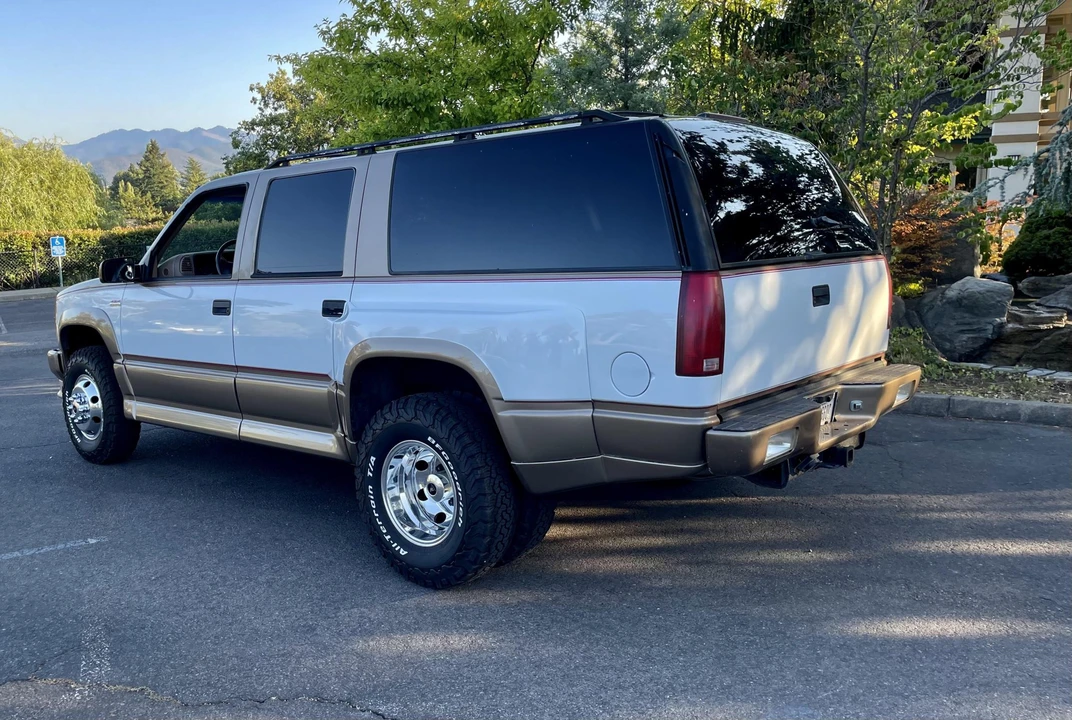 1995 GMC Suburban 8th Gen - Image 9 of 31