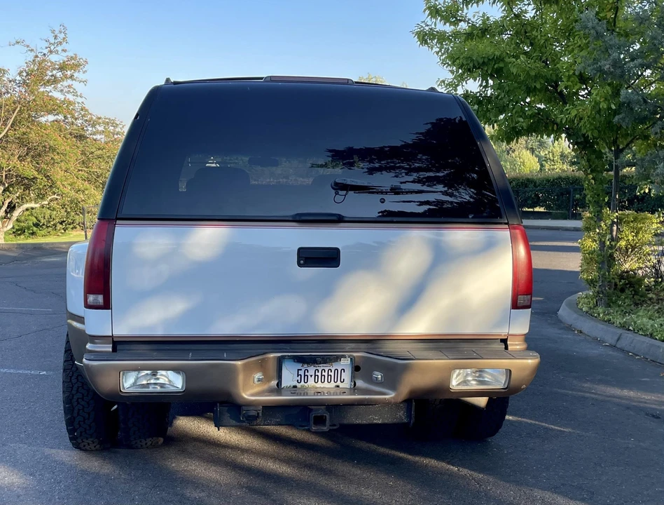 1995 GMC Suburban 8th Gen - Image 13 of 31