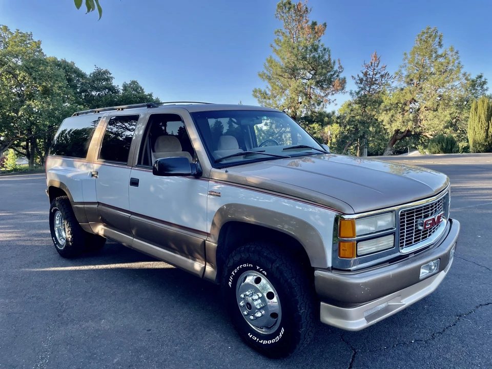 1995 GMC Suburban 8th Gen - Image 2 of 31