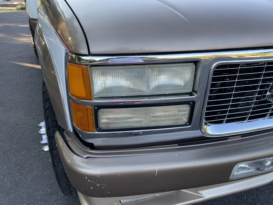 1995 GMC Suburban 8th Gen - Image 24 of 31