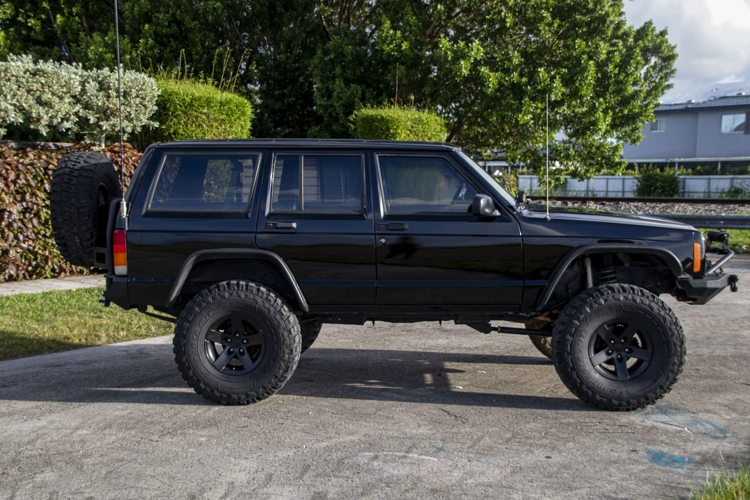 1999 Jeep XJ Cherokee - Image 10 of 31
