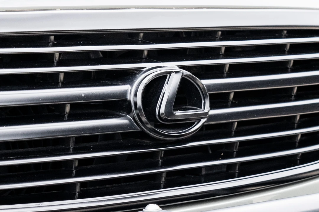 1999 Lexus LX 2nd Gen - Image 19 of 31