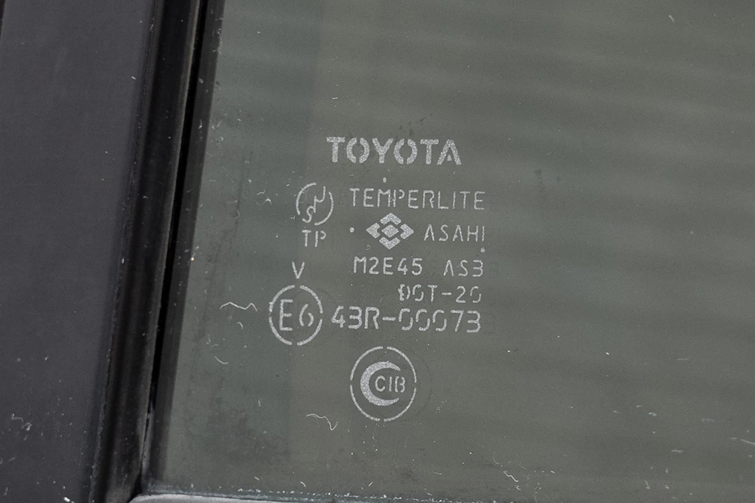1999 Lexus LX 2nd Gen - Image 25 of 31