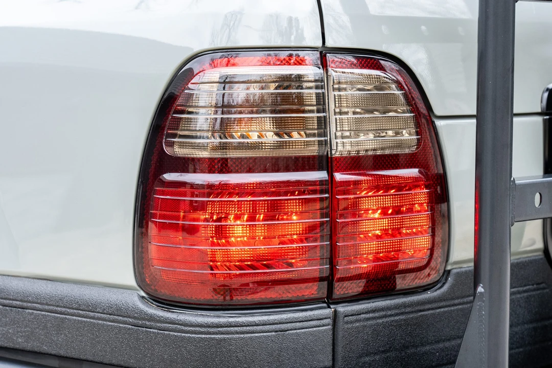 1999 Lexus LX 2nd Gen - Image 18 of 31