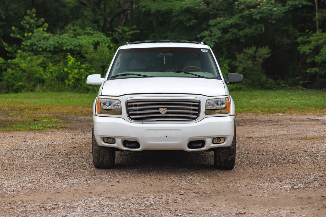 2000 Cadillac Escalade 1st Gen - Image 2 of 31