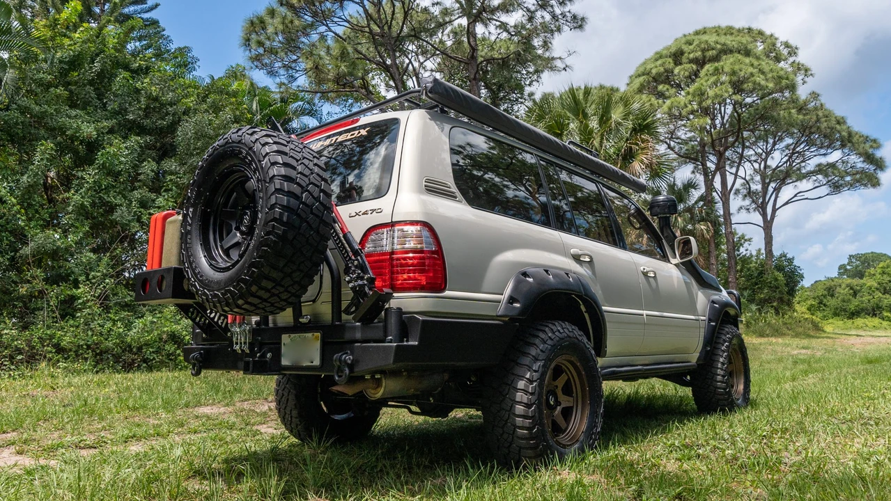2000 Lexus LX 2nd Gen - Image 10 of 31