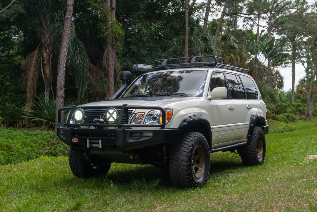 2000 Lexus LX 2nd Gen - Image 5 of 31