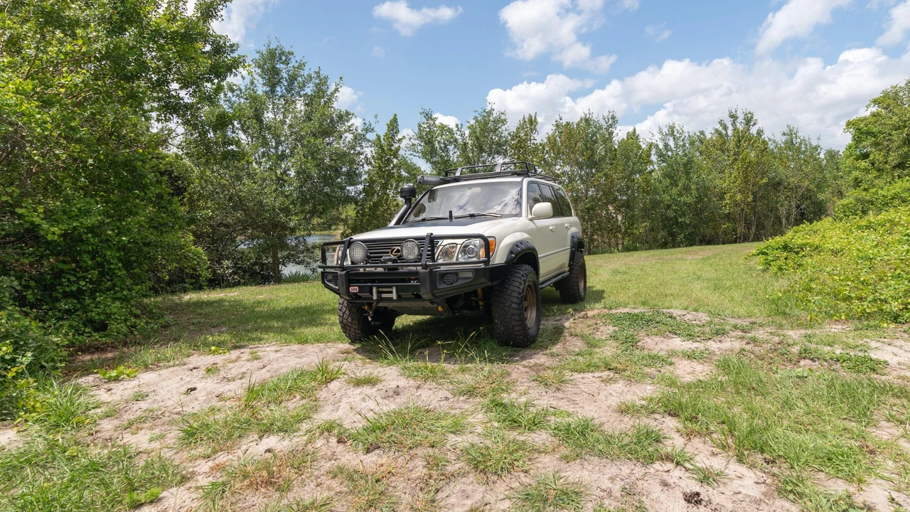 2000 Lexus LX 2nd Gen - Image 11 of 31