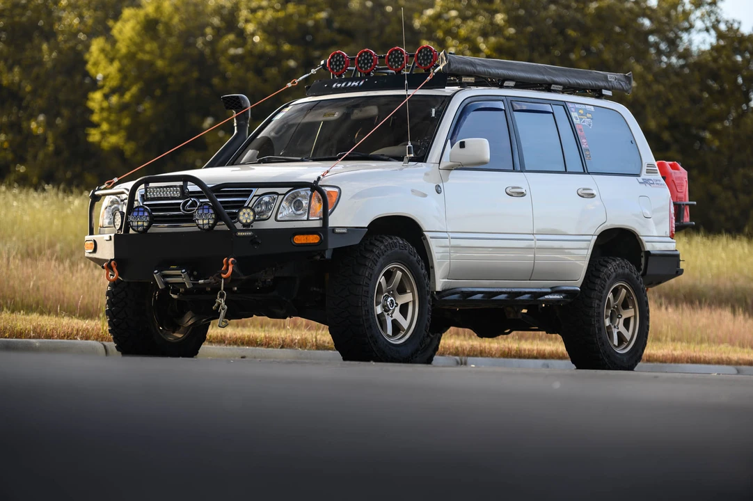 2000 Lexus LX 2nd Gen - Image 3 of 31
