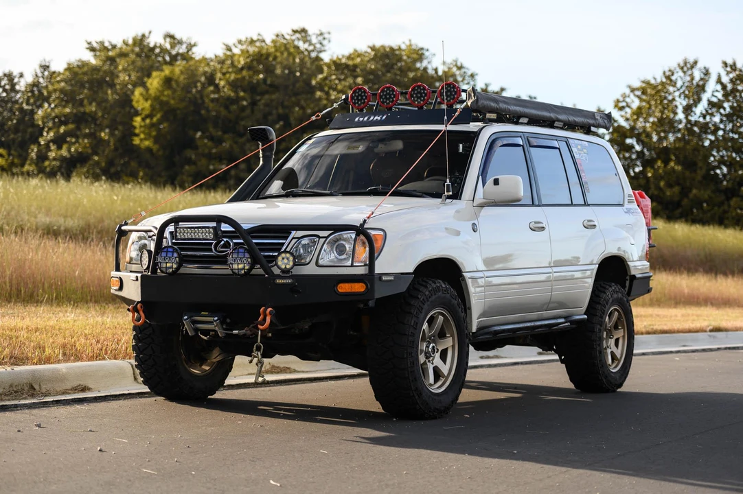 2000 Lexus LX 2nd Gen - Image 2 of 31