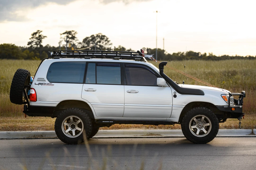 2000 Lexus LX 2nd Gen - Image 17 of 31