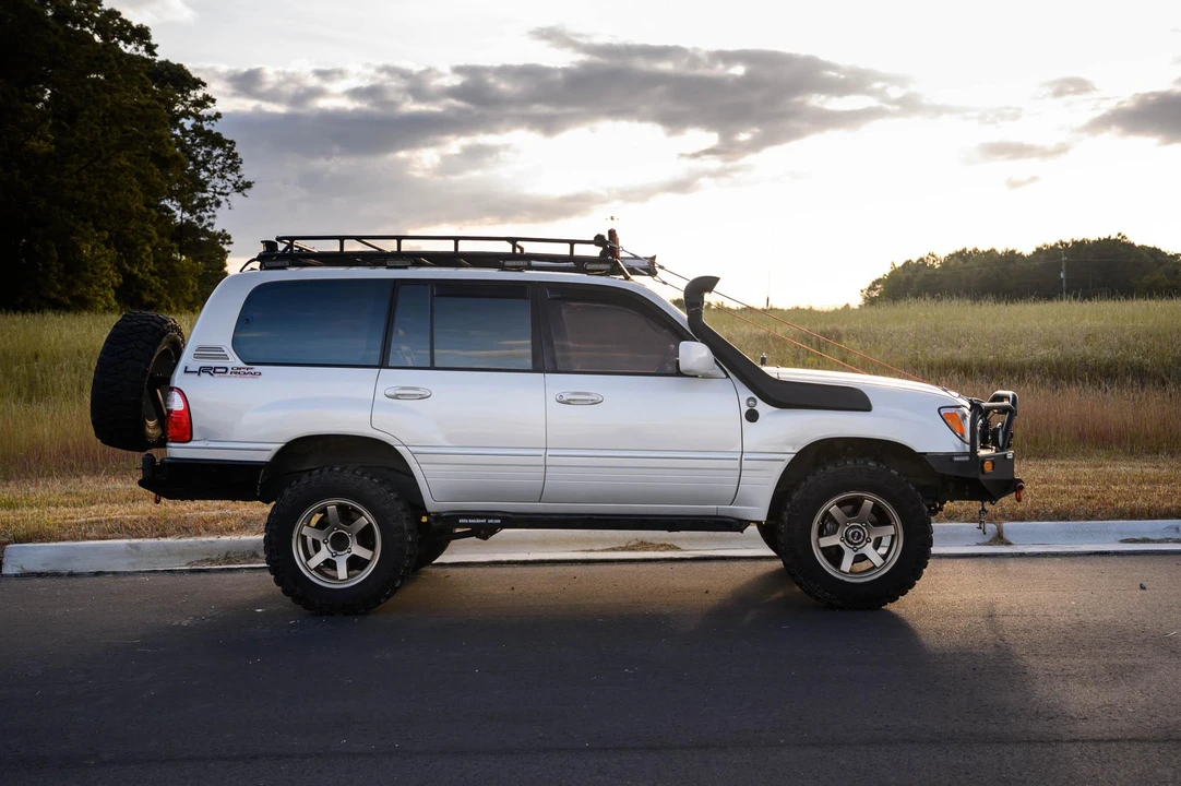 2000 Lexus LX 2nd Gen - Image 18 of 31